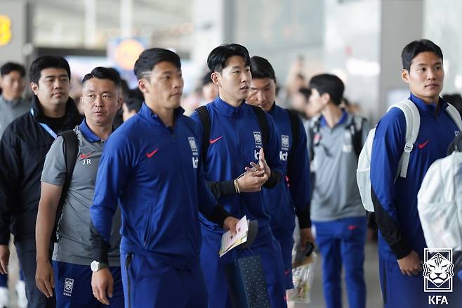 손흥민과 황희찬 등 대한민국 축구 국가대표팀 선수들이 2일 인천국제공항을 통해 싱가포르로 출국하고 있다. 한국은 오는 6일 싱가포르 국립경기장에서 싱가포르와 2026 월드컵 아시아 2차예선 C조 5차전을 치른다. 대한축구협회