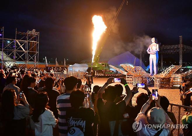 춘천 마임축제 '도깨비난장' [연합뉴스 자료사진]