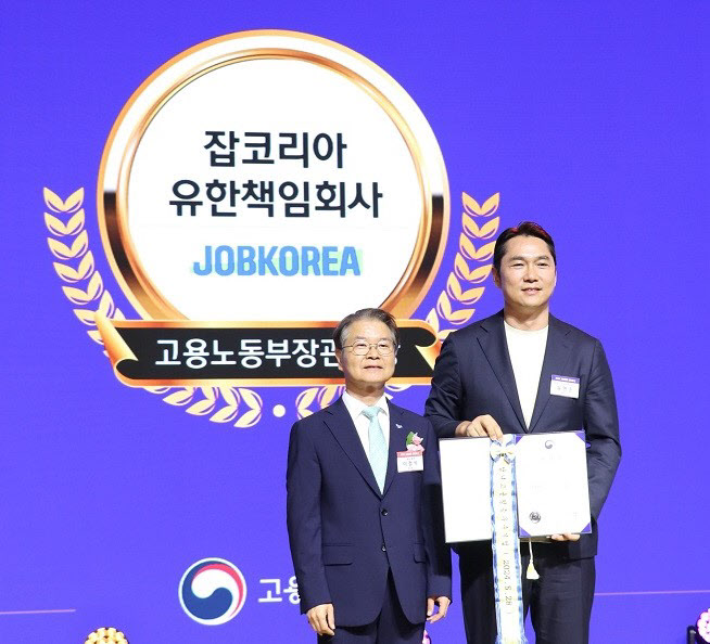 지난달 28일 서울 중구 대한상공회의소에서 열린 ‘2024 고용평등 공헌포상’에서 윤현준(오른쪽) 잡코리아 대표이사가 이정식 고용노동부 장관과 기념 촬영을 하고 있다.(사진=잡코리아)