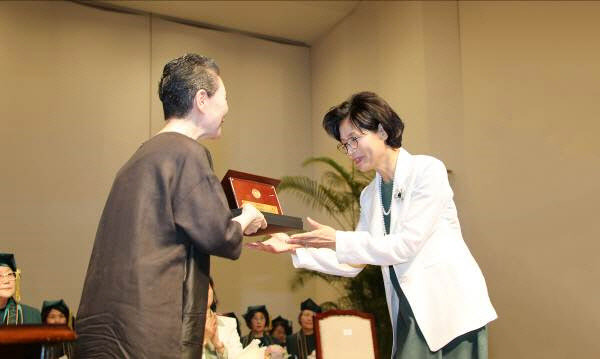 상원의료재단 힘찬병원 박혜영 이사장이 최근 이화여자대학교 대강당에서 열린 이화 창립 138주년 기념 동창의 날 행사에서 ‘빛나는 이화인’상을 수상했다.