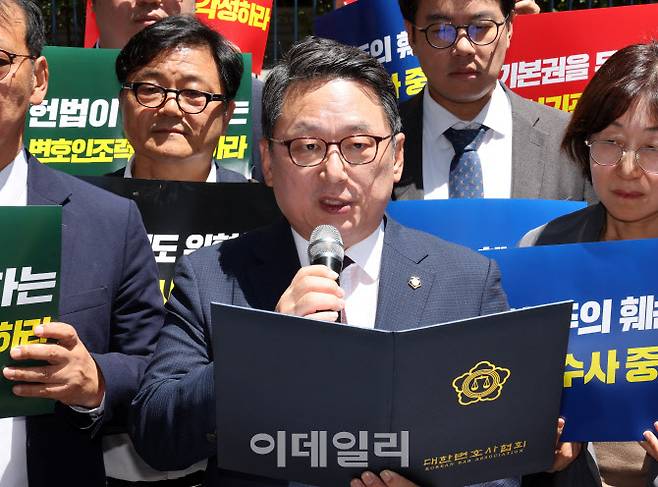 김영훈 대한변호사협회장이 3일 오전 서울 종로구 서울경찰청 앞에서 기자회견을 열고 변호인 조력권 침해 수사 즉시 중단을 촉구하고 있다. (사진=뉴시스)