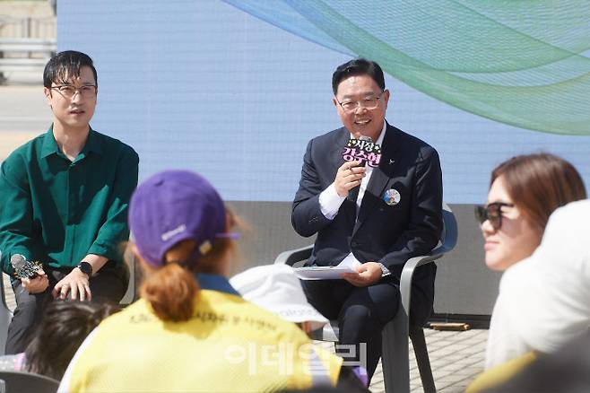 강수현 시장이 시민들과 이야기를 나누고 있다.(사진=양주시 제공)