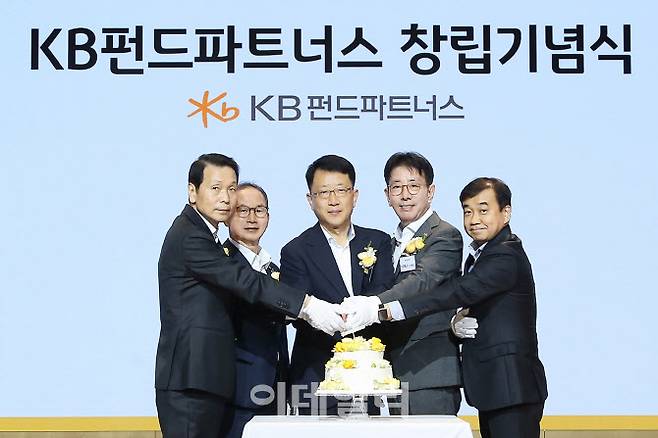 3일 서울 영등포구 여의도 소재 KB국민은행 신관에서 열린 ‘KB펀드파트너스 창립기념식’에서 양종희 KB금융그룹 회장(좌측 두 번째), 이재근 KB국민은행장(우측 두 번째), 이민호 KB펀드파트너스 사장(좌측 세 번째) 등이 기념사진을 촬영하고 있다.(사진=KB국민은행 제공)