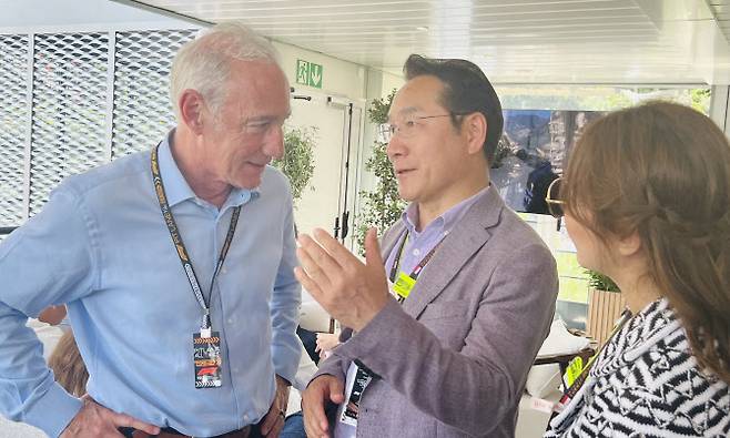 유정복(가운데) 인천시장이 5월26일(현지시각) 모나코에서 그렉 마페이 포뮬러 원 오너 겸 리버티 미디어그룹 회장을 만나 F1 인천 유치에 대해 설명하고 있다. (사진 = 인천시 제공)