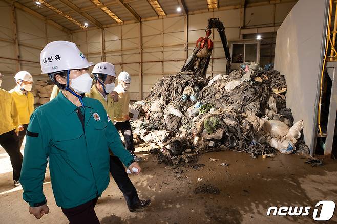 한화진 환경부장관이 경기 안성 소재 폐기물 재활용시설을 방문해 점검하고 있다. (환경부 제공) 2023.3.7/뉴스1