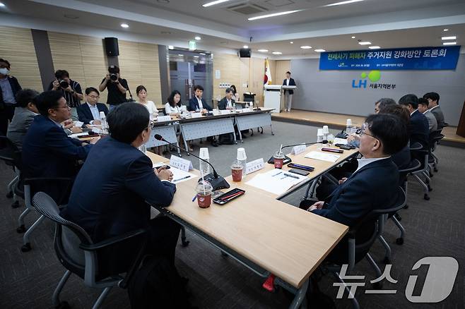 김규철 국토교통부 주택토지실장이 3일 서울 강남구 한국토지주택공사(LH) 서울지역본부에서 열린 전세사기 피해자 주거안정 지원 강화방안 토론회에서 인사말을 하고 있다. 2024.6.3/뉴스1 ⓒ News1 유승관 기자