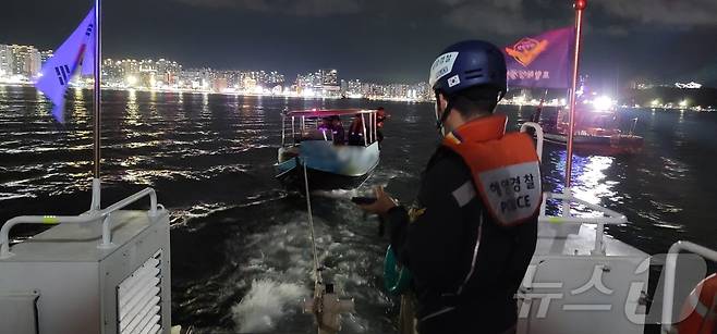 (포항=뉴스1) 최창호 기자 = 2024 포항국제불빛축제 기간 중 바다에서 불꽃을 보기 위해 영일대해수욕장을 찾았던 요트와 모터보트가 긴급 출동한 해경에 구조됐다. 2일 오후 해상안전관리 중이던 포항해경이 기관 고장으로 표류 중이던 모터보트를 구조해 인근 항으로 예인하고 있다.(포항해양경찰서제공) 2024.6.3/뉴스1