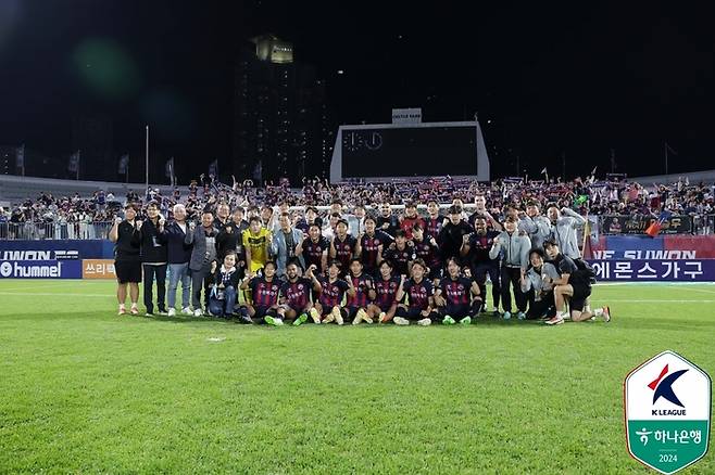 수원FC 선수단이 1일 인처전에서 승리한 뒤 단체 사진을 촬영하고 있다. 제공 | 한국프로축구연맹