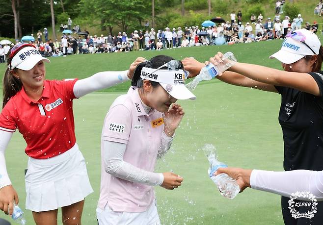 이예원이 KLPGA투어 Sh수협은행 MBN 여자오픈 우승을 차지한 후 동료 선수들에게 축하 물세레를 받고 있다. 사진 | KLPGA