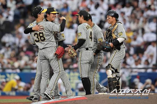 한신은 최근 빈타에 허덕이고 있다. 5월 31일, 6월 1일 지바 롯데전에선 9회말 둥점타를 맞고, 이틀 연속 연장전에서 끝내기 패를 당했다. 4연패 중이던 한신은 2일 주말 3연전 마지막 날 1대0으로 이겼다. 사진캡처=한신 타이거즈 SNS