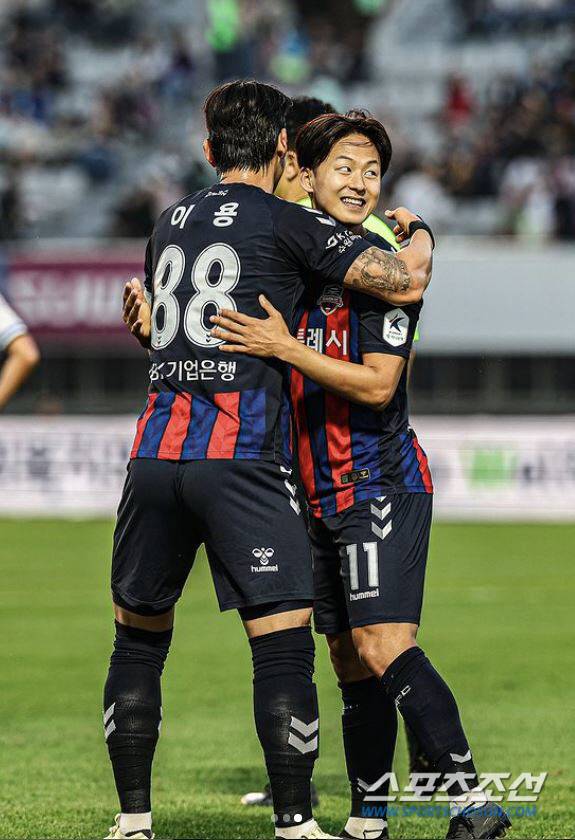 수원 스타 이승우가 캡틴 이용과 골 세리머니 하는 모습. 사진제공=수원FC