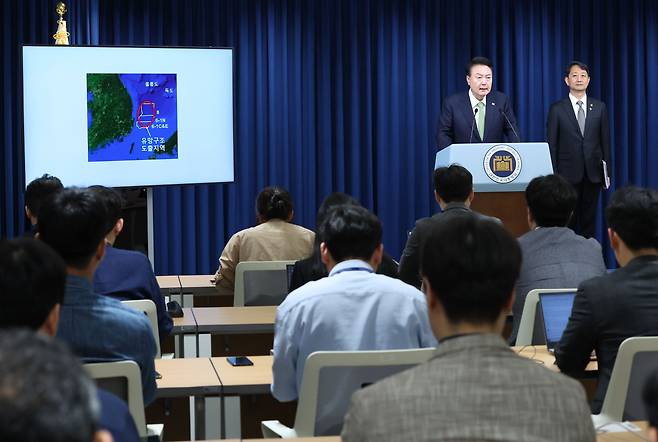 윤석열 대통령이 3일 용산 대통령실 청사에서 열린 첫 국정브리핑에서 "포항 영일만 앞바다에서 막대한 양의 석유와 가스가 매장돼 있을 가능성이 높다는 물리탐사 결과가 나왔다"고 발표하고 있다. /뉴스1