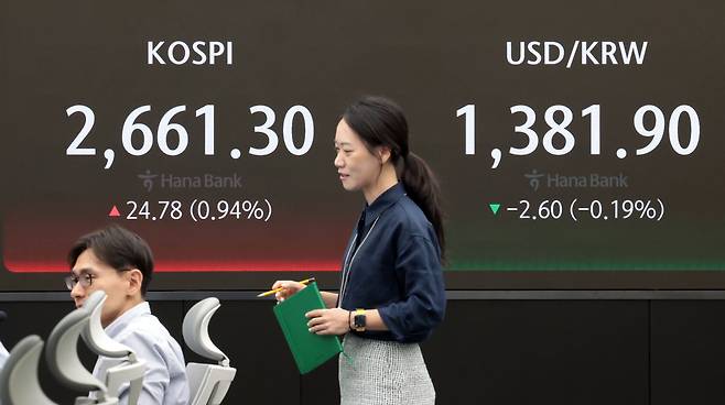 3일 오전 서울 중구 하나은행 본점 딜링룸 전광판에 코스피 지수 등이 표시되고 있다. /연합뉴스