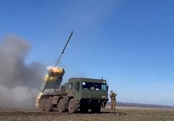 우크라이나군이 고속 기동 로켓시스템(HIMARS)에서 로켓포룰 발사하고 있다. ⓒ 우크라이나 국방부 트위터