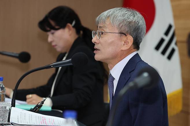 지난 27일 열린 진실·화해를위한과거사정리위원회(진실화해위) 조사개시 3주년 기자간담회에서 김광동 위원장이 발언하고 있다. 왼쪽은 이옥남 상임위원. 김영원 기자 forever@hani.co.kr