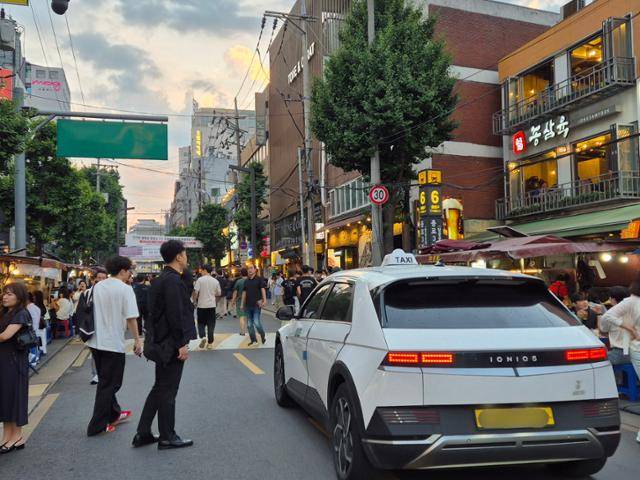 지난 1일 서울 종로구 종로3가 포차거리 차도에서 보행자와 차량이 섞여 이동하고 있다. 권정현 기자