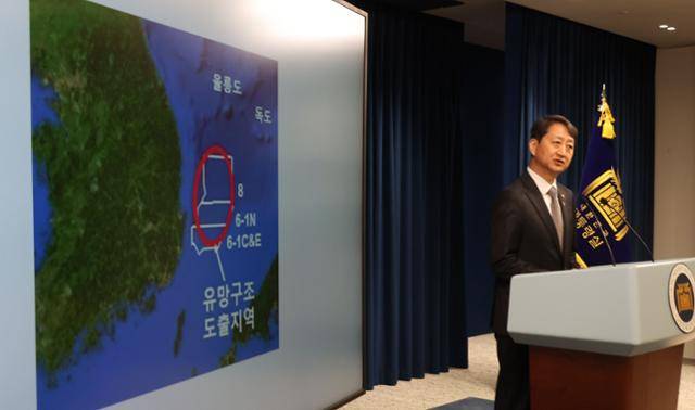 안덕근 산업통상자원부 장관이 3일 오전 서울시 용산구 대통령실 청사 브리핑실에서 열린 국정브리핑에서 윤석열 대통령의 발언 뒤 동해 석유·가스 매장 관련 추가 설명을 하고 있다. 서재훈 기자
