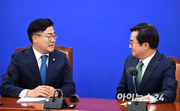 박찬대 더불어민주당 원내대표가 3일 오전 서울 여의도 국회에서 김동연 경기도지사를 접견, 대화를 나누고 있다. [사진=곽영래 기자]