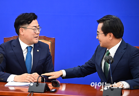 박찬대 더불어민주당 원내대표가 3일 오전 서울 여의도 국회에서 김동연 경기도지사를 접견, 대화를 나누고 있다. [사진=곽영래 기자]