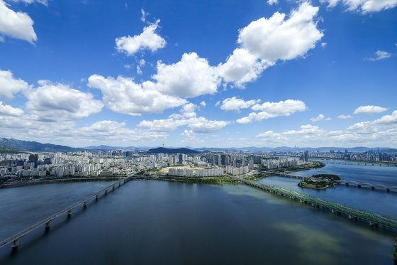 지난달 28일 서울 영등포구 63스퀘어 전망대에서 바라본 서울 하늘이 파랗게 펼쳐져 있다. 뉴시스