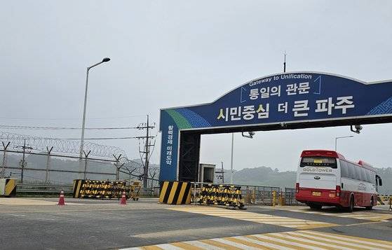 ‘제3땅굴’이나 ‘도라전망대’ 등에 가기 위해서는 통일대교를 지나가야 한다. 검문소와 철통같은 보안은 이곳이 민간인이 출입할 수 없는 통제구역이라는 사실을 실감케 해준다.
