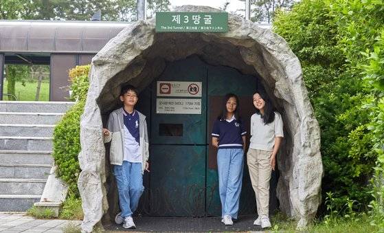 세 번째로 발견된 북의 군사 남침용 땅굴로, 입구는 군사분계선에서 불과 435m밖에 떨어지지 않은 곳에 있는 제3땅굴을 관람한 소중 학생기자단.