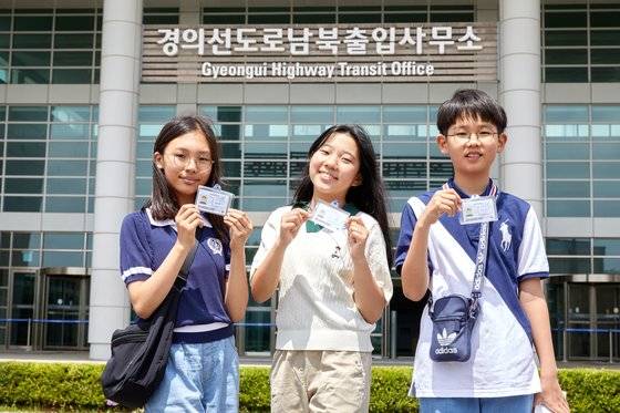 경의선 남북출입사무소에서 받은 방문 증명서를 들고 기념 촬영을 남긴 소중 학생기자단.