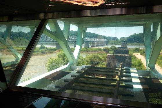 임진강을 완전히 건너가지 못하고 멈춰 선 독개다리 끝자락에는 특수 유리가 설치된 전망대가 있다.