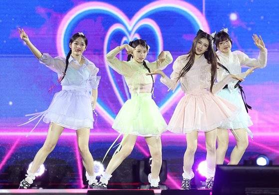 걸그룹 뉴진스가 지난달 21일 오후 서울 종로구 경복궁 흥례문 광장에서 열린 ‘2024 국가유산 방문 캠페인 : ‘코리아 온 스테이지’ 무대에서 열정적인 공연을 펼치고 있다. 뉴스1