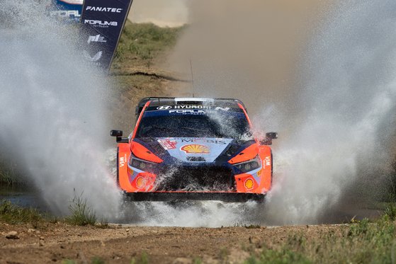 2024 WRC 이탈리아 랠리에서 질주하는 현대 월드랠리팀 ‘i20 N Rally1 하이브리드’ 경주차. 사진 현대차