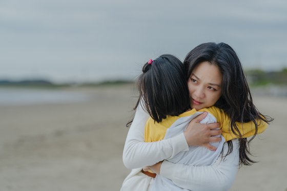 '원더랜드'에서 바이리가 딸 바이지아를 꼭 끌어안은 모습이다. 사진 에이스메이커 무비웍스