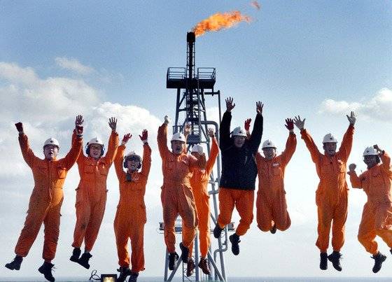 2004년 11월 울산 남동쪽 약 58㎞ 지점 해상의 동해-1 가스전 플랫폼에서 한국석유공사 직원들이 기뻐하고 있다. 한국이 세계에서 95번째로 산유국이 된 순간이다. 그러나 가스전 규모가 소규모(4500만배럴)였던 탓에 2021년 말 생산이 끝나면서 산유국 지위를 잃었다. 그 후 3년 만에 인근에서 140억배럴 규모의 초대형 유전·가스전이 있는 것으로 추정된다는 발표가 나왔다. 석유공사