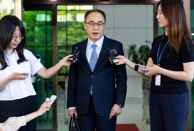 ▲ 이원석 검찰총장이 3일 오후 서초구 대검찰청에서 퇴근하며 더불어민주당의 ‘김성태 대북송금 사건 관련 검찰의 허위진술 강요 등 진상규명을 위한 특별검사법’ 발의와 관련된 입장을 밝히고 있다. 연합뉴스