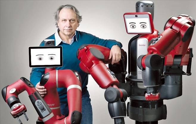 자신이 개발한 협동로봇 박스터(오른쪽), 소이어와 포즈를 취한 로드니 브룩스.  리싱크로보틱스 제공