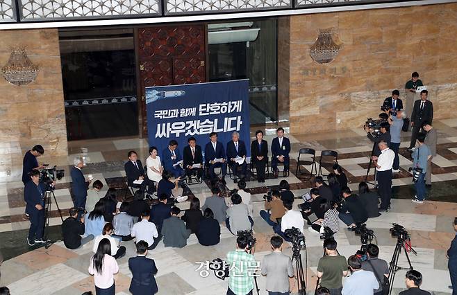 조국 조국혁신당 대표, 황운하 원내대표를 비롯한 최고위원들이 3일 국회 로텐더홀에서 최고위원회의를 하고 있다. 박민규 선임기자