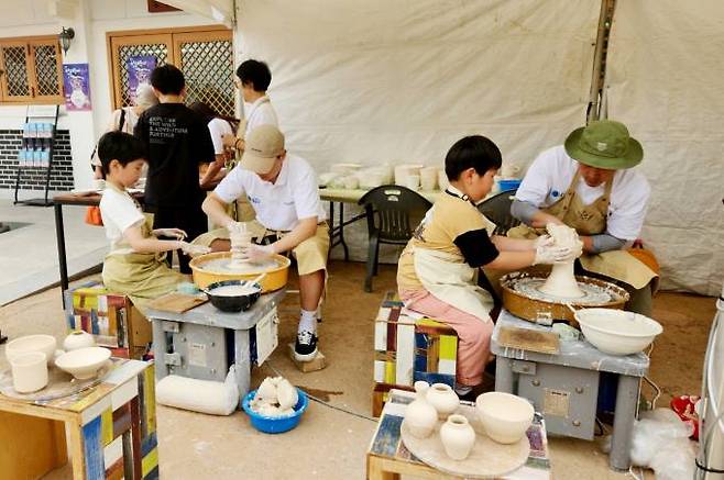 관광객들이 물레시연 및 체험에 참여하고 있다. 청송군 제공