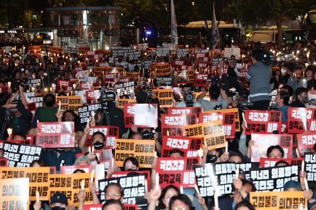 지난달 30일 오후 서울 중구 덕수궁 대한문 앞에서 대한의사협회가 주최한 대한민국정부, 한국의료 사망선고 촛불집회에서 참석자들이 피켓과 촛불을 들고 있다. 뉴시스