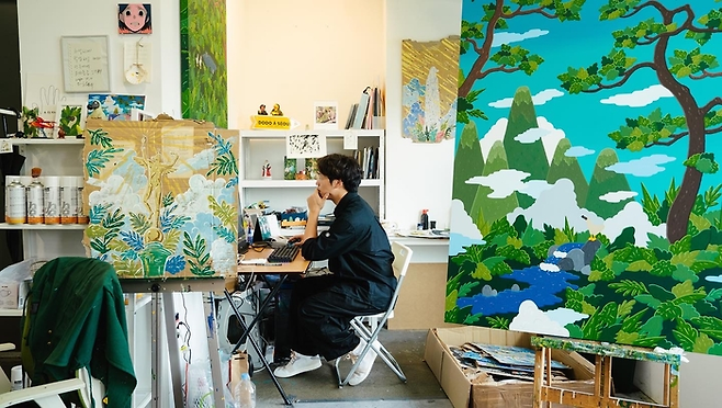‘도도새 화가’로 불리는 김선우 작가가 작업실에서 집필을 하고 있다. 김 작가는 올해 1월 그의 작품 세계와 사유를 담은 첫 에세이 ‘랑데부’를 출간했다. 흐름출판