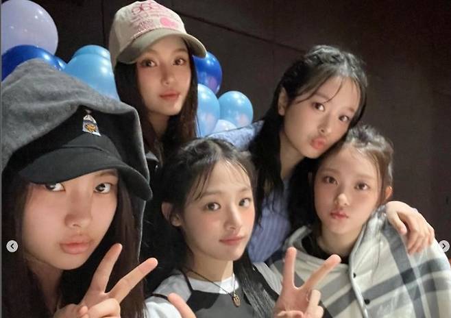 걸그룹 ‘뉴진스와 소속사 어도어가 대학축제 수익금 전액을 한국장학재단에 기부했다. [사진제공 = 인스타그램]