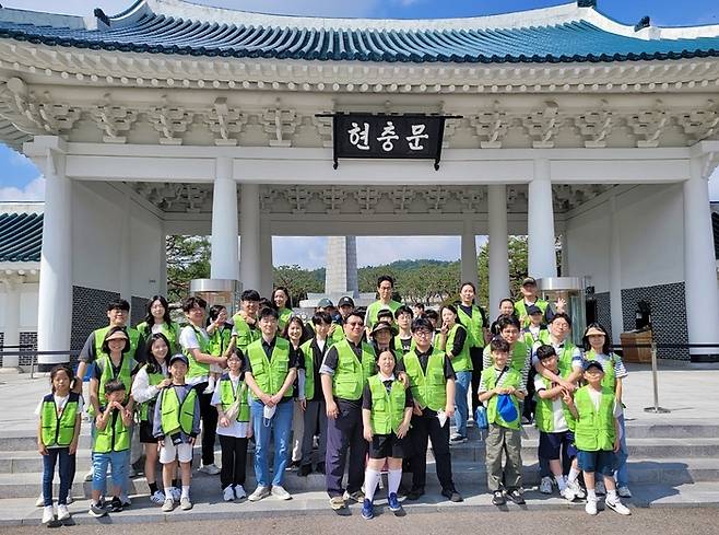 지난 1일 현대엔지니어링 임직원과 가족들이 서울시 동작구 국립서울현충원에서 묘역 정화 봉사활동을 펼쳤다.