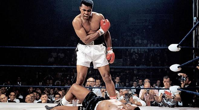 무하마드 알리가 1964년 챔피언 타이틀전에서 소니 리스턴을 이기고 포효하고 있다./사진=Sports Illustrated 캡쳐