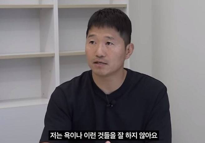 반려견 훈련사 강형욱씨가 지난달 24일 직원 갑질 의혹에 대해 해명하고 있다. /유튜브 '강형욱의 보듬TV'