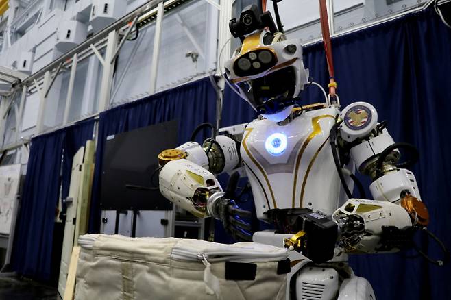 미항공우주국(NASA)이 개발한 휴머노이드 로봇이 가방의 지퍼를 열고 있다. /사진=로이터