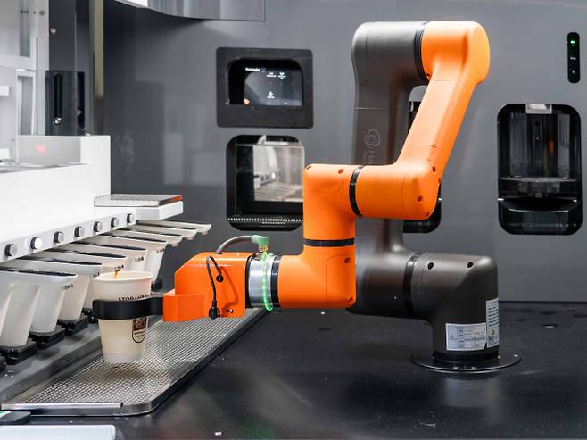 한화로보틱스의 협동로봇을 활용한 바리스타 로봇 /사진=한화로보틱스