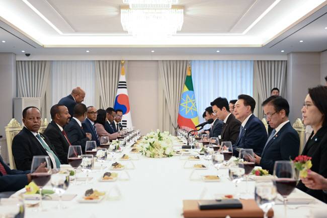 에티오피아 총리와 만찬 회담 윤석열 대통령이 지난 2일 서울 용산 대통령실에서 열린 한·에티오피아 정상회담 만찬 행사에서 아비 아머드 알리(왼쪽 두 번째) 에티오피아 총리와 환담을 나누고 있다. 연합뉴스