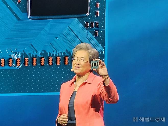 리사 수 AMD CEO가 3일(현지시간) 대만 타이베이 난강 전시센터 2홀에서 열린 ‘컴퓨텍스 2024 키노트’’에 참석해 최신 CPU ‘젠(Zen)5’를 기반으로 하는 5세대 AMD 에픽(EPYC) 서버 프로세서를 공개하고 있다. 김민지 기자