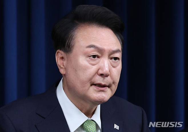 [서울=뉴시스] 조수정 기자 = 윤석열 대통령이 3일 서울 용산 대통령실 브리핑룸에서 첫 국정브리핑을 하고 있다. 2024.06.03. chocrystal@newsis.com