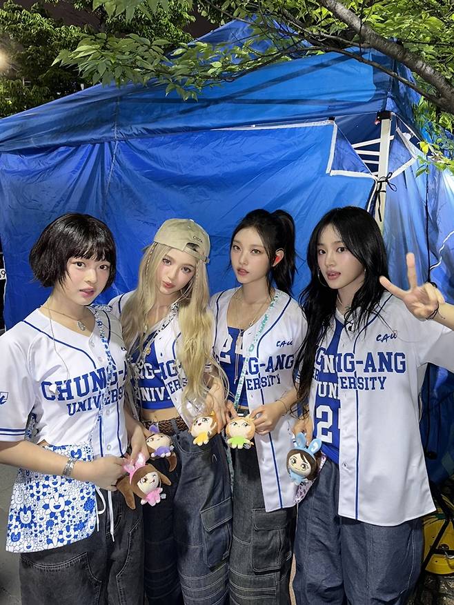 뉴진스는 일주일 동안 총 7개 대학 축제 무대에 올랐다. 뉴진스 공식 트위터