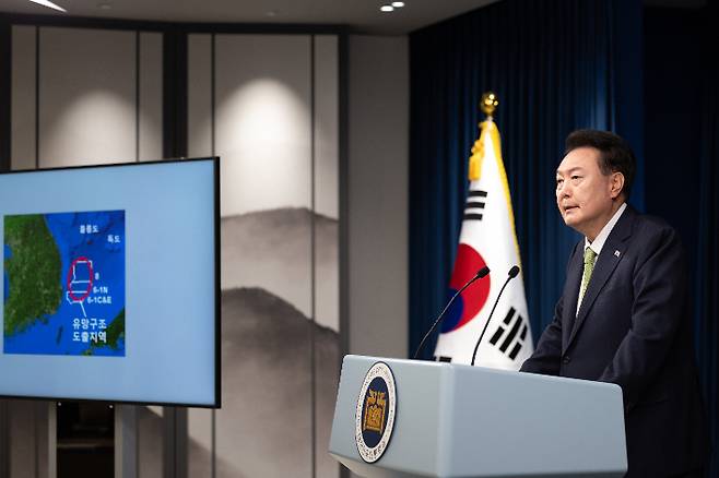 윤석열 대통령이 3일 오전 서울 용산 대통령실 청사 브리핑실에서 열린 국정브리핑에 참석해 동해 석유·가스 매장과 관련해 설명하고 있다. 대통령실 제공