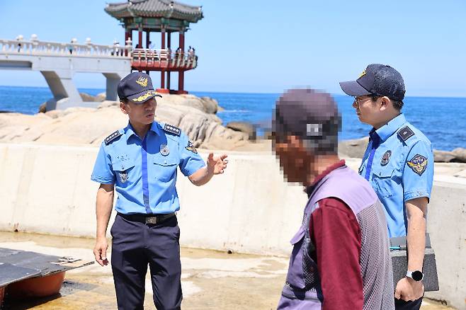 3일 박형민 속초해양경찰서장이 취약지점을 점검하고 있다. 속초해양경찰서 제공